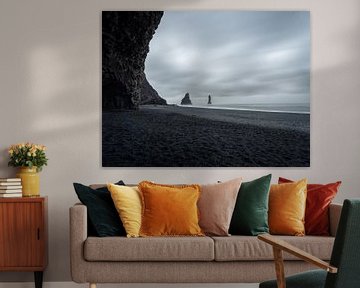 Zwart strand en Reynisdrangar rotsen op een grauwe dag in IJsland van Teun Janssen