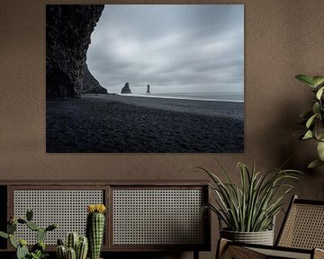 Schwarzer Strand und Reynisdrangar-Felsen an einem grauen Tag in Island von Teun Janssen
