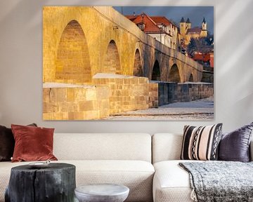 Regensburg, stenen brug in gouden ochtendlicht met sneeuw in de winter van Robert Ruidl