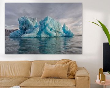 IJsberg in de Jokulsarlon in IJsland van Paul Weekers Fotografie