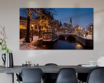 Historisches Zentrum von Alkmaar - Blumenkahn und Waag-Turm im Winter