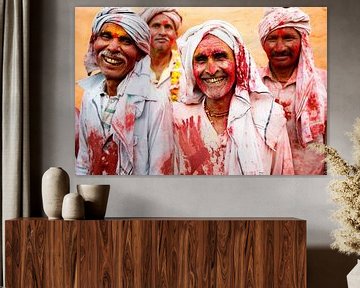 Lachende mannen tijdens Holi in India. van Marvin de Kievit