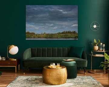 Een Hollands landschap met water, molen en wolken van Erna Böhre