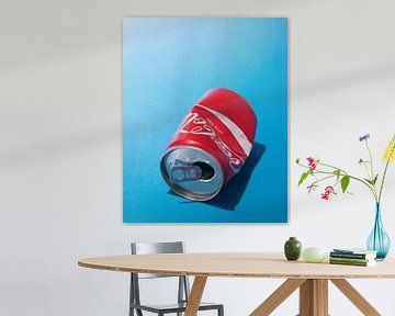 Popart. Gefundene Coca-Cola-Dose mit Lippenstift von Floris Kok