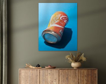 Pop-Art. Sonnengebleichte Coca-Cola-Dose. von Floris Kok