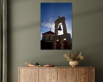 Kerkklok bij een kapelletje op Kreta, Griekenland van Coos Photography