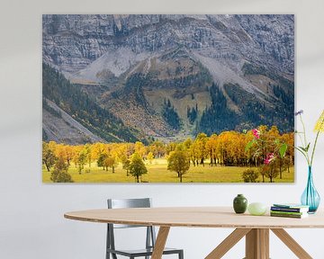 Esdoorns bij de Großer Ahornboden in Oostenrijk in de herfst met massieve rotswand van Robert Ruidl