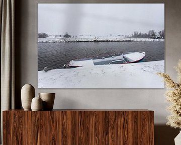Boot met sneeuw, Nederland winterlandschap van Leontien Adriaanse
