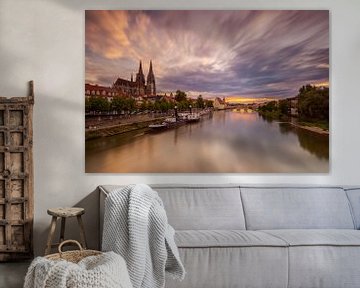 Uitzicht over Regensburg met kathedraal, Salzstadel en Steinerner Brücke bij avond met bewegende wol van Robert Ruidl