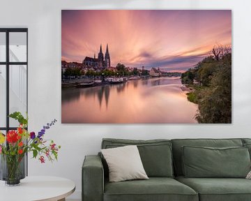 Uitzicht over Regensburg met kathedraal, Salzstadel en Steinerner Brücke bij avond met bewegende wol van Robert Ruidl