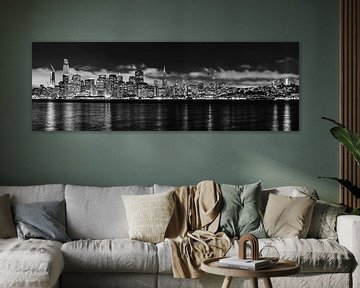 Panorama de la ligne d'horizon de San Francisco la nuit avec le Bay Bridge en noir et blanc sur Dieter Walther