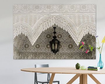 Architektur arabische Ornamente einer Decke mit Lampe von Dieter Walther