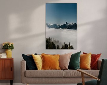 Oben auf dem Berg und viele Wolken in Österreich von Yvette Baur