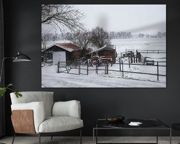 Tracteur dans le polder, paysage de neige