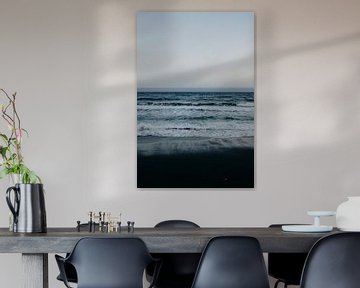Schwarzer Strand, blaues Meer und weiße Wellen auf Teneriffa von Yvette Baur
