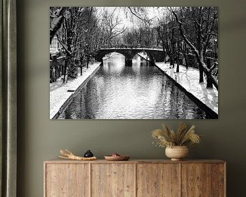 De Smeebrug in Utrecht in de winter met besneeuwde werven langs de Oudegracht van De Utrechtse Grachten