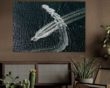 Speedbootjes op het grevelingenmeer kruisen elkaar met hoge snelheid en kruisen elkaars hekgolf. van Sky Pictures Fotografie