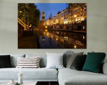Oudegracht in Utrecht tussen Hamburgerbrug en Weesbrug met Domtoren van Donker Utrecht