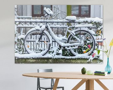 Besneeuwde geparkeerde fiets bij een tuinhek, Bremen, Duitsland, Europa