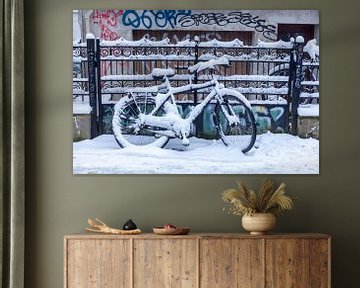 Verschneites parkendes Fahrrad an einem Gartenzaun, Bremen, Deutschland, Europa