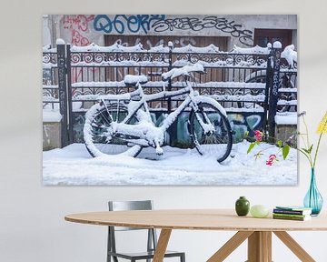 Besneeuwde geparkeerde fiets bij een tuinhek, Bremen, Duitsland, Europa