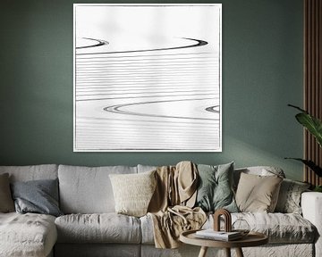 Geometrische lijnen - golvende strepen op wit van Christine Nöhmeier