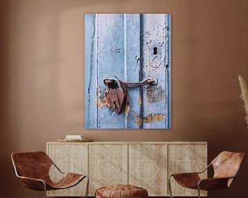 Roestig hangslot op blauwe houten deur van Katrin May