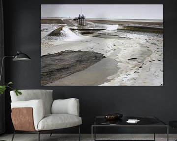 Winterliches Wattenmeer bei Roptazijl. Eisschollen treiben auf dem Wasser des Wattenmeeres in der Nä