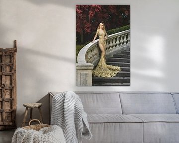 Jonge vrouw op trap in sexy goudkleurige jurk. van André Scherpenberg