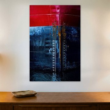 Bow the story of the ship in port.