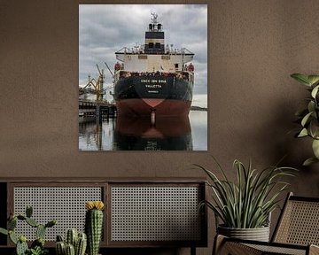 Zeeschip  in laden in de haven van  Amsterdam. van scheepskijkerhavenfotografie