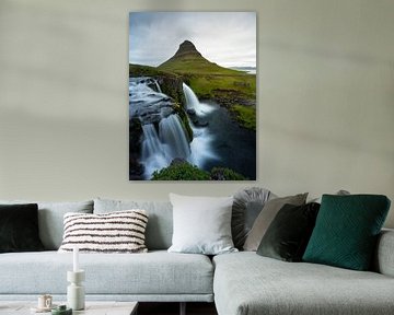 Cascade et montagne Kirkjufell sur la péninsule de Snaefellsnes, Islande sur Teun Janssen