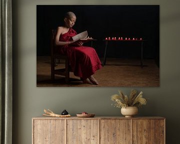 Ein junger Mönch liest bei Kerzenlicht von Anges van der Logt