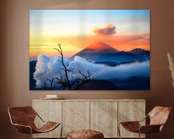 Zonsopgang met mist bij Mount Bromo op Java van Dieter Walther