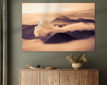 Landschaft Sonnenaufgang mit Nebel am Mount Bromo auf Java in sepiatönung von Dieter Walther
