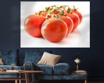 Makro reife saftige Tomaten mit Wassertropfen Freisteller von Dieter Walther