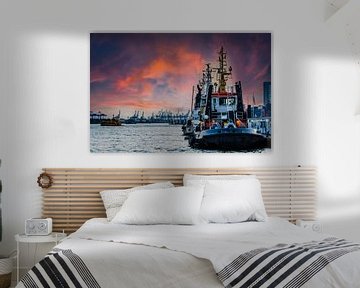 Sleepboot in de haven van Hamburg bij schemering van Dieter Walther