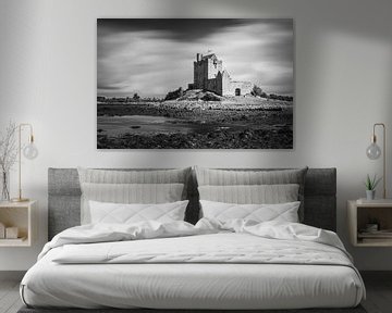 Dunguaire Castle in schwarz-weiß