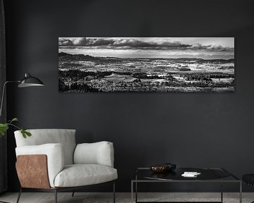 Panorama des Ostallgäus in schwarz-weiß