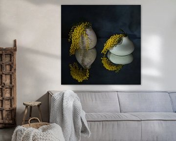 Stilleven met mimosa en weerspiegeling . van Saskia Dingemans