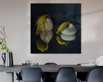 Stilleven met mimosa en weerspiegeling . van Saskia Dingemans