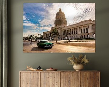 groene oldtimer voor het Capitool in Havana Cuba van Dieter Walther
