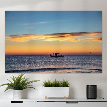 Bateau de pêche au lever du soleil