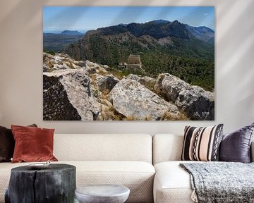 Chaîne de montagnes et rochers sur la côte méditerranéenne