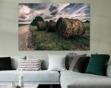 Hooibalen in een landschap van Bert-Jan de Wagenaar