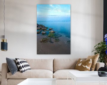 Blauwe zee met stenen van Digitale Schilderijen