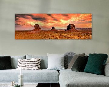 Panorama breed landschap Monument Valley in Arizona USA bij zonsondergang van Dieter Walther