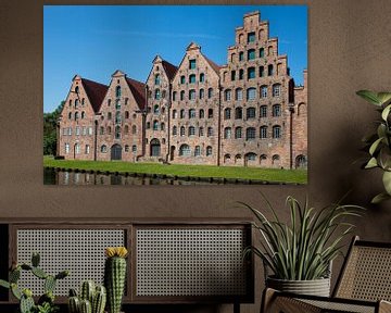 Oude pakhuizen in centrum van Lübeck, Duitsland van Joost Adriaanse