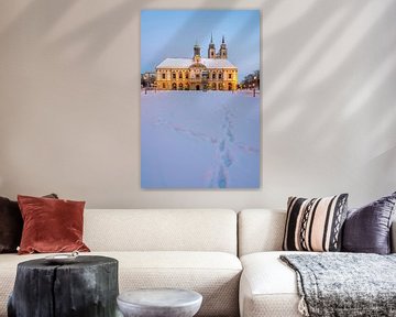 Duitsland, Saksen-Anhalt, Magdeburg, verlicht stadhuis in de winter, Alter Markt, Johanniskirche. van Stephan Schulz