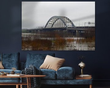 De oude brug Lekbrug tussen Vianen en Nieuwegein over de rivier de Lek met een hoge waterstand van Robin Verhoef